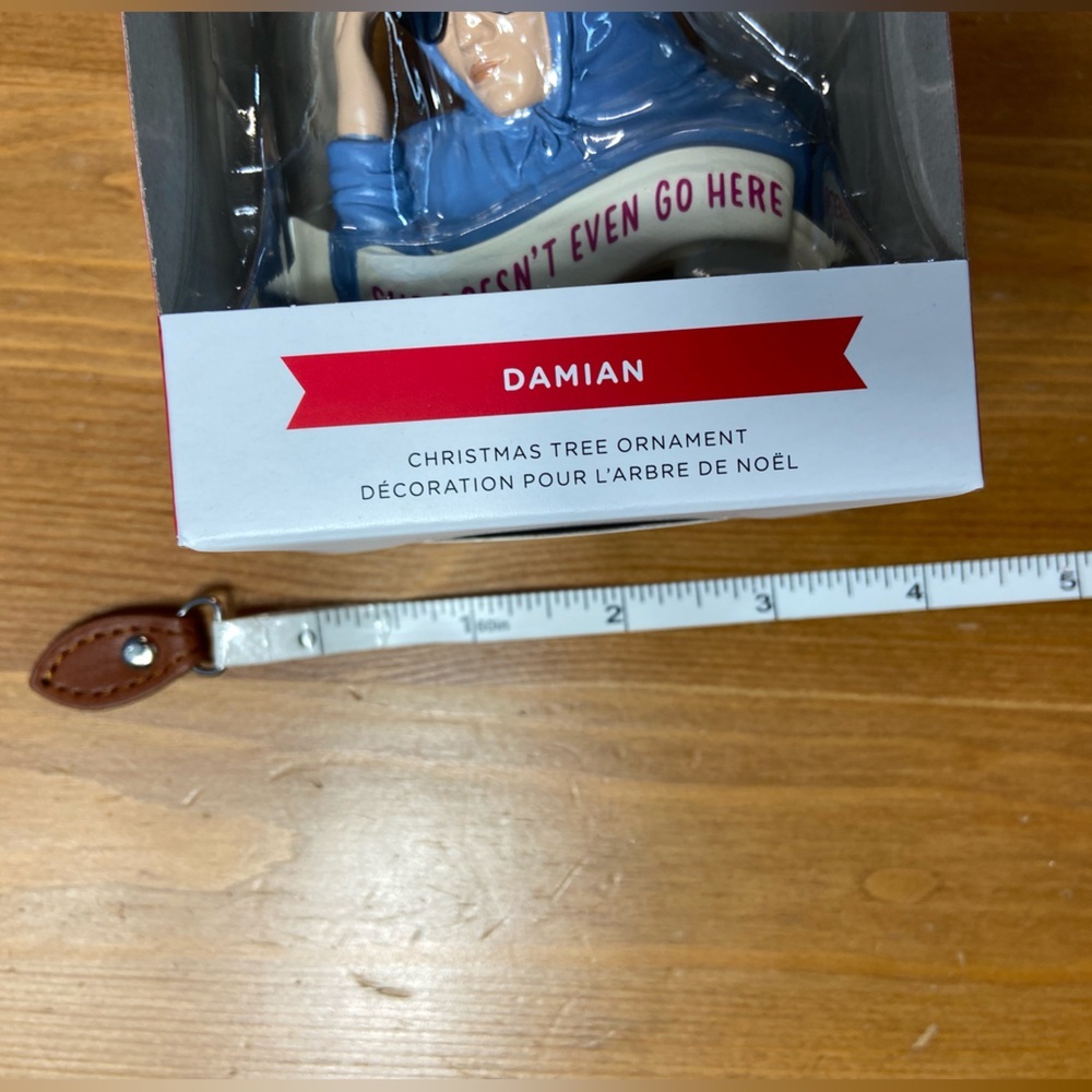 Mean Girls - Hallmark - Damian “She doesn’t even go here.” Ornament - BNIB 📓🚌 - Picture 6 of 9